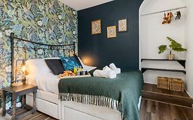 Stylish 2 Bed Apartment Near Beach, Parking, Wifi, Netflix